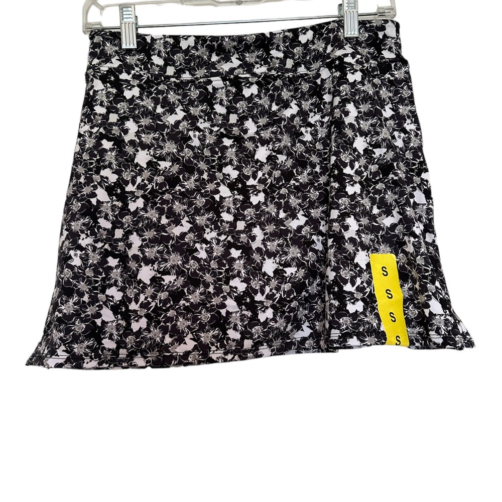 Women’s Size Small Black and White Floral Print Athletic Skirt
